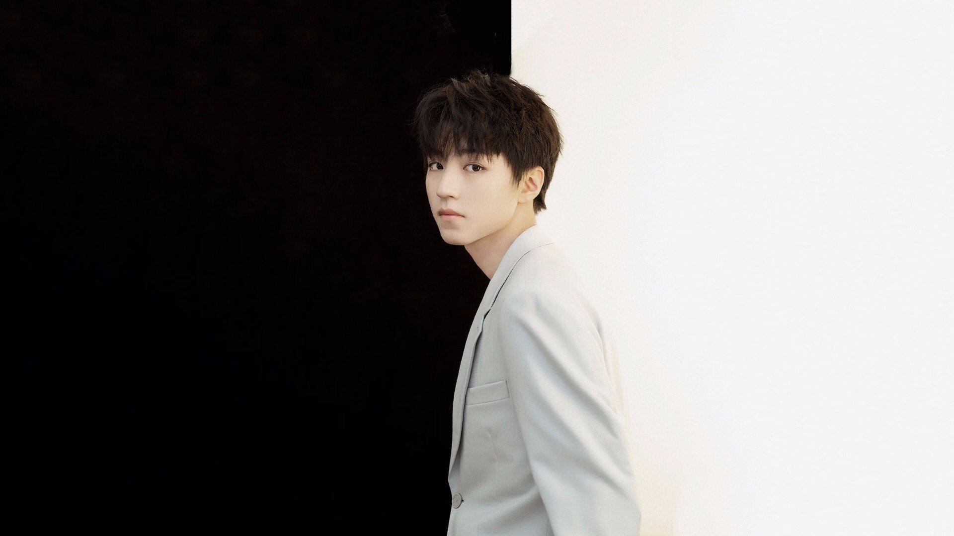 内线对决:篮下争夺战的激烈场面,篮球内线对抗教学视频